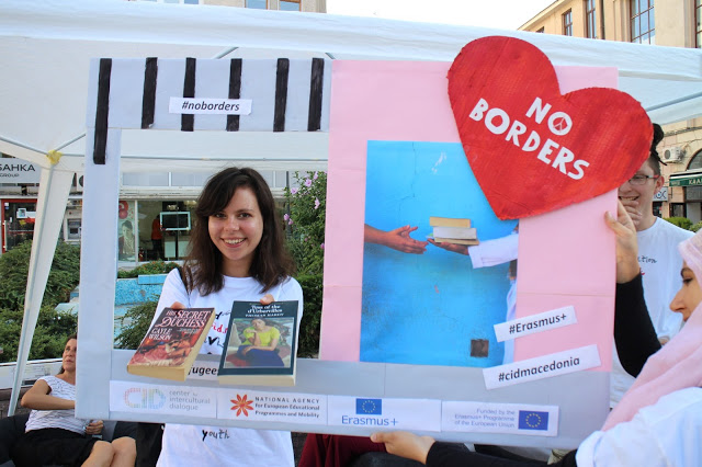 Refugees and books: donation of books in the main square of Kumanovo